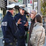 Polizisten im Gespräch mit Bürgern