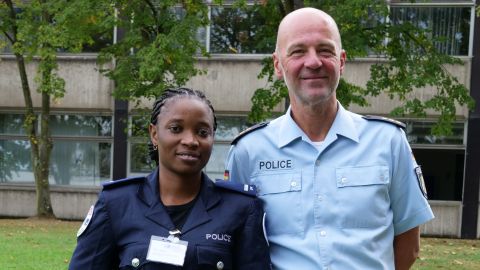 Director of Criminal Investigation Stefan Schwarz and Fatou Jallow from Gambia stand next to each other and look into the camera.