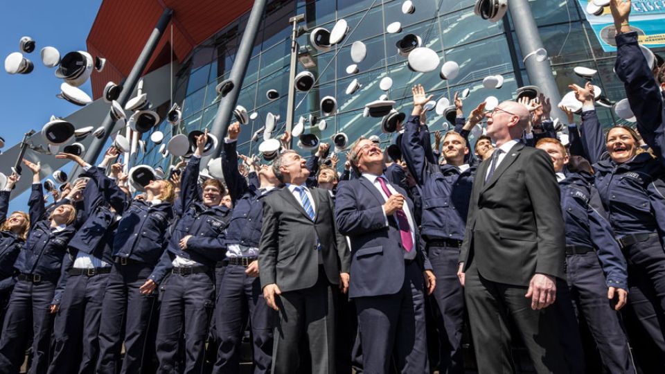 teaser bewerben sie sich bei der polizei nrw fr den einstellungstermin 1 september 2019 knnen sie sich ab dem 4 juni 2018 ber das bewerbungsportal - Bewerbung Polizei Nrw teaser bewerben sie sich bei der polizei nrw fr den einstellungstermin 1 september 2019 knnen sie sich ab dem 4 juni 2018 ber das bewerbungsportal - Bewerbung Polizei Nrw