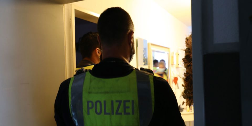 Polizeieinsatz in aller Frühe in Duisburg Hochfeld