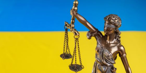 Justizia vor der Ukrainischen Flagge